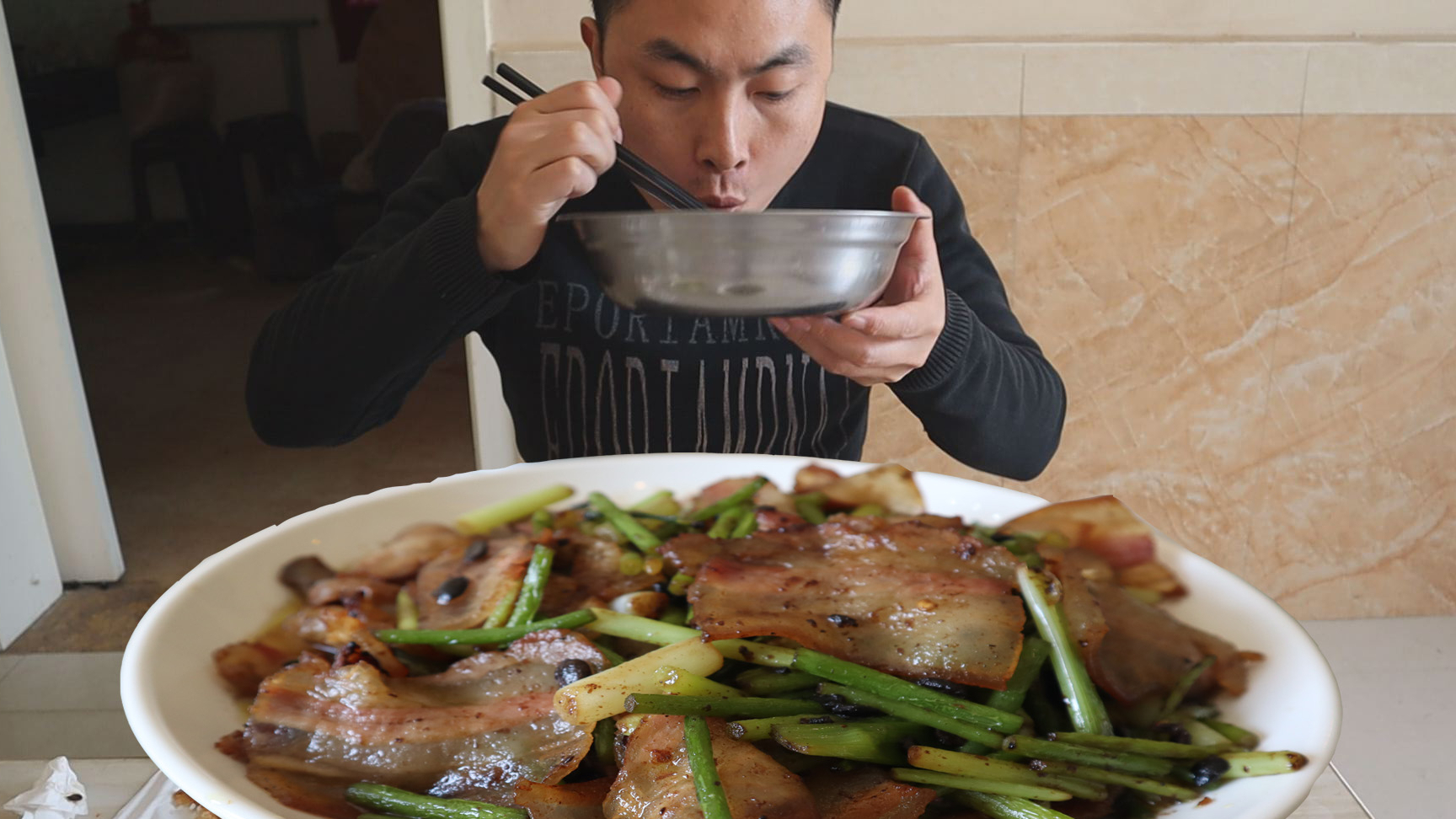 家里的鸡圈坏了,编了一个竹围栏,中午老妈做了蒜苔炒腊肉